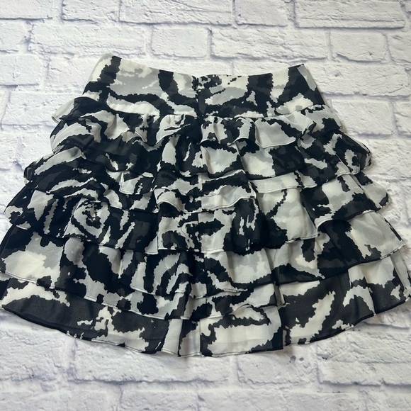 Express  Black and White Ruffled/ Tiered Mini Skirt. - Picture 6 of 6